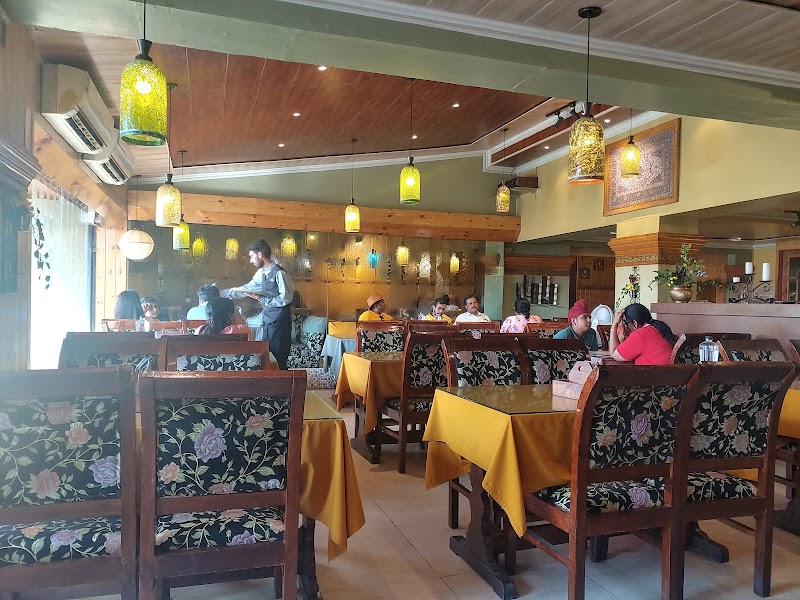 Stream Restaurant || Best Restaurant On Dal Lake || INDIAN AND AUTHENTIC KASHMIRI WAZWAN
