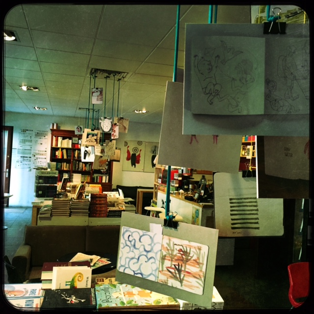 LOKATOR coffee & books
