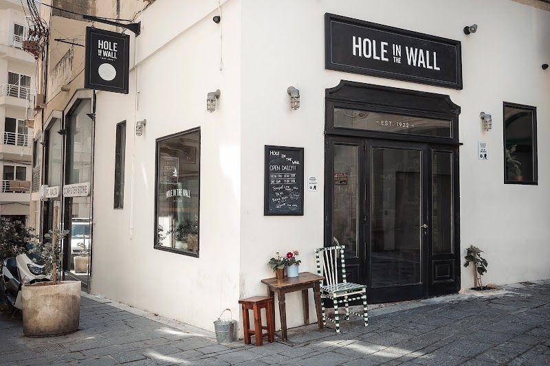 Hole in the Wall Bar & Cafe